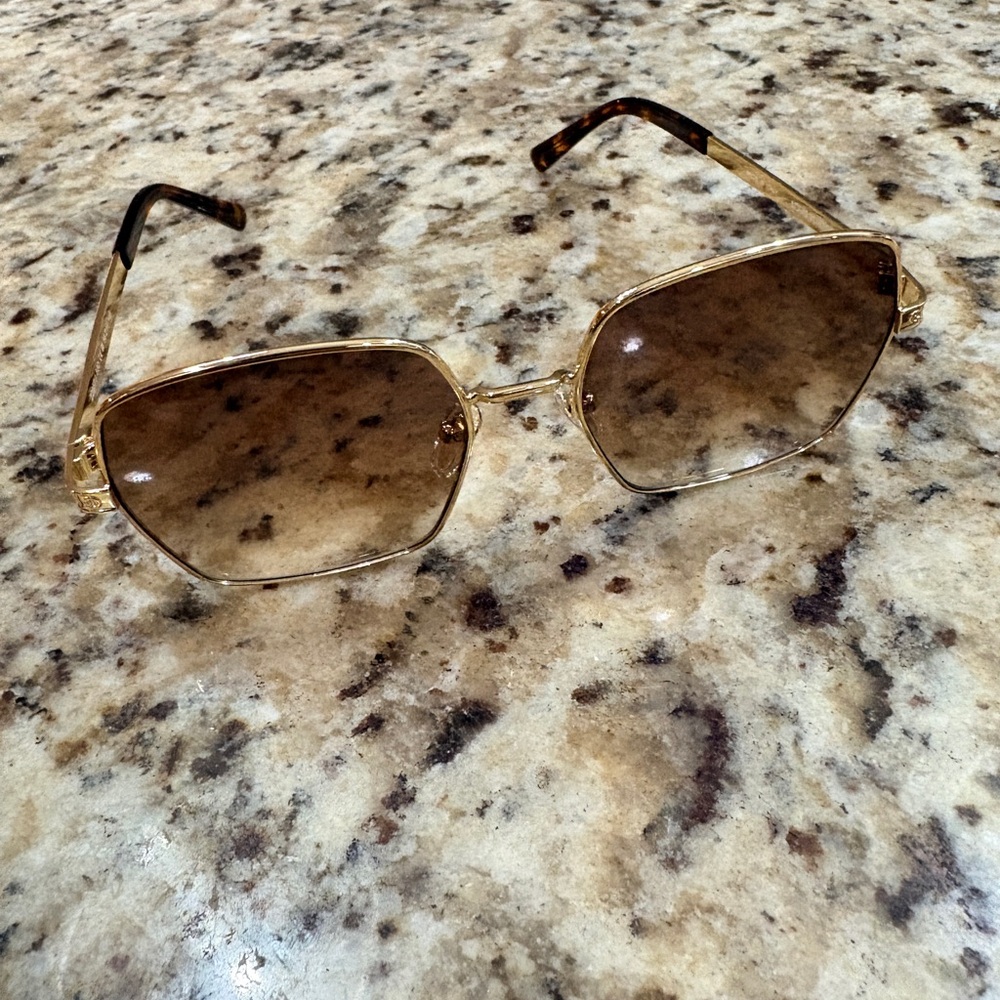 LV Aura Square Sunglasses